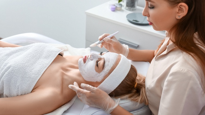 Газожидкостная, комбинированная и УЗ-чистка лица в салоне «Ничего лишнего»